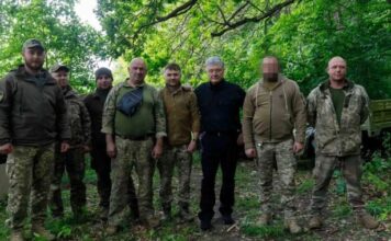 Порошенко привез защитникам Волчанская FPV-дроны и технику