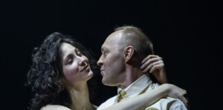 Тартюф в спектакле Марчелли появился в коротких провинциальных штанишках