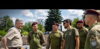 На фронте очень горячо: Порошенко привез новую партию техники бригадам по Харьковскому направлению