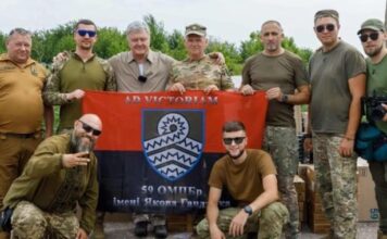 Порошенко привез защитникам на Донецкое направление свежие «мясорубки» – сотни дронов, которых всегда не хватает на фронте