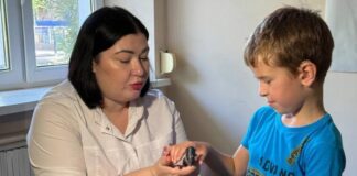 «Теперь сможет адаптироваться в обществе»: 7-летний Саша из Запорожья получил современные слуховые аппараты от Фонда Рината Ахметова