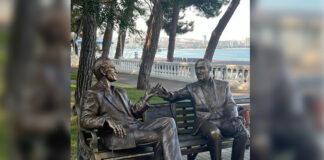 В Геленджике открыли памятник Этушу и Лановому