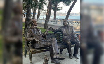 В Геленджике открыли памятник Этушу и Лановому