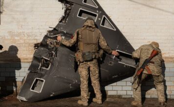 Большого размера и новый двигатель: на Одесчине в поле обнаружен практически целый дрон-камикадзе – видео находки