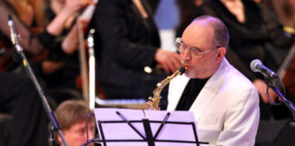 «Арсенал» поздравил отца-основателя Алексея Козлова с юбилеем джазовым приношением