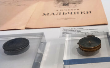 «Мальчики» из Дома Чехова снова сбежали в Америку