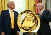 Инфантино представил Трампу трофей клубного чемпионата мира