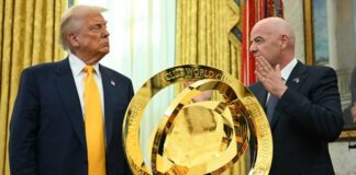Инфантино представил Трампу трофей клубного чемпионата мира