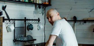 После «Оскара» Юра Борисов отправился на съемки в Костромскую область