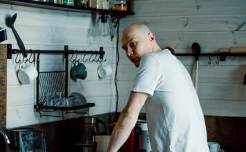 После «Оскара» Юра Борисов отправился на съемки в Костромскую область