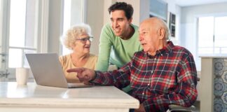 Некоторым украинским пенсионерам необходимо заменить удостоверение – ПФУ назвал причины и дал инструкции