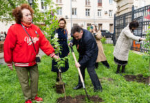 Никто не забыт: у Музея музыки высадили сирень в память о погибших на фронте музыкантах