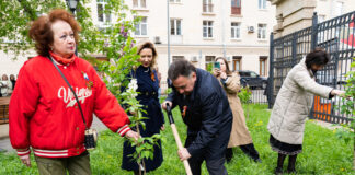 Никто не забыт: у Музея музыки высадили сирень в память о погибших на фронте музыкантах