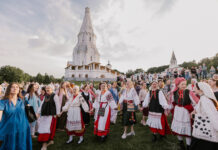 Гнесинцы воссоздали старинный праздник у храма Вознесения Господня в Москве