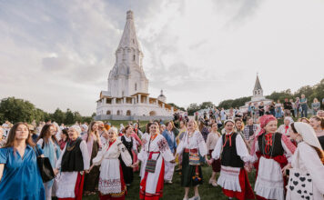 Гнесинцы воссоздали старинный праздник у храма Вознесения Господня в Москве