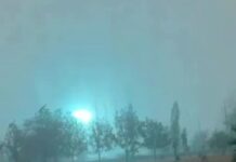 Грозы, грады и дожди наступают на Украину, удар молнии в опору ЛЭП в Южноукраинске попал на видео