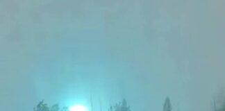 Грозы, грады и дожди наступают на Украину, удар молнии в опору ЛЭП в Южноукраинске попал на видео