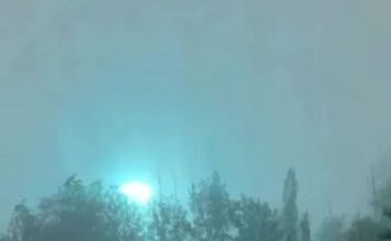 Грозы, грады и дожди наступают на Украину, удар молнии в опору ЛЭП в Южноукраинске попал на видео