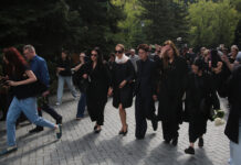 Москва простилась с режиссером Юрием Морозом под дождем и белыми розами