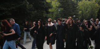 Москва простилась с режиссером Юрием Морозом под дождем и белыми розами