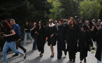 Москва простилась с режиссером Юрием Морозом под дождем и белыми розами