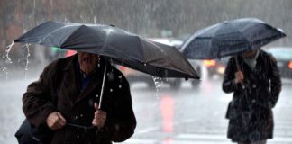 Завтра Украину накроют дожди, станет холодно: каким областям приготовиться