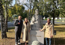 Новое есенинское место: в Музеоне заново открыли памятник поэту к его 130-летию