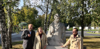 Новое есенинское место: в Музеоне заново открыли памятник поэту к его 130-летию