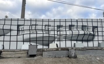 Город нанизали на цветную ось: галерея под открытым небом