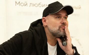 «Это я пытаюсь детям своим объяснить»: Аверин рассказал накануне юбилея, почему меняет театры