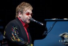 Элтон Джон почти ослеп, но петь не перестал