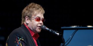 Элтон Джон почти ослеп, но петь не перестал