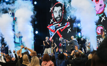 «Деградировать вместе»: Шнуров в новых песнях рассказал как пережить лихие времена