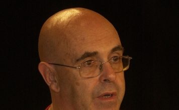 «В объятиях тигра я уже лежал, мечтаю погладить льва»: Михаил Левитин празднует юбилей