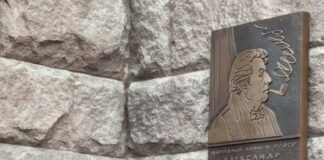 Фанфары, цветы и улыбки: как прошло открытие мемориальной доски Александру Ширвиндту