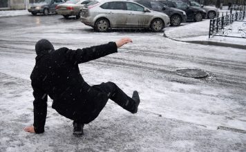 Гололед и травмы: чем смазать подошву, чтобы не упасть и не сломать ногу