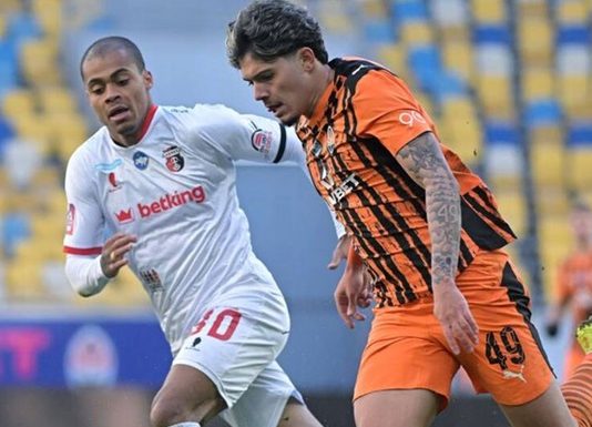 Шахтер забил единственный мяч в матче во Львове и обыграл Верес