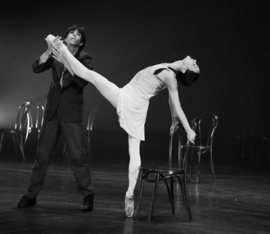 «Стулья» и «бессвязный шёпот мира»