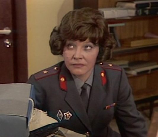 Знаменитому капитану Зинаиде Кибрит из сериала «Следствие ведут знатоки» запретили быть беременной