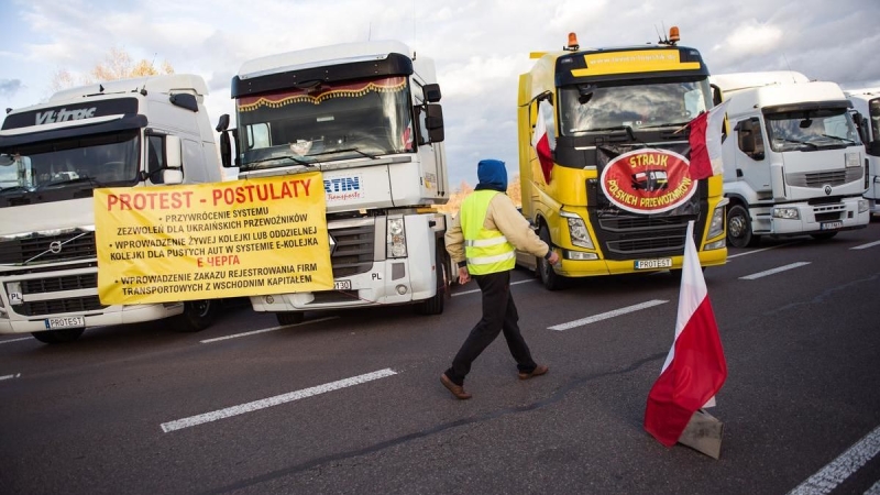 Польские фермеры начали пропускать транспорт из Украины: где послабили протест
